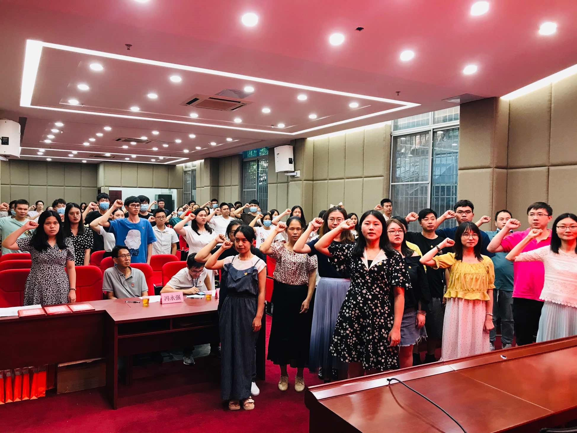 白云山诸侯快讯公司团委举行“重温革命历史·传承斗争精神”主题团日活动暨五四表扬及超龄团员离团仪式