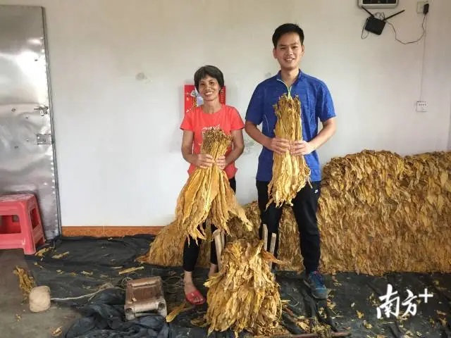 扶贫一线燃烧青春，，，，，，，“90后”第一书记为贫困村打造“不走”的事情队