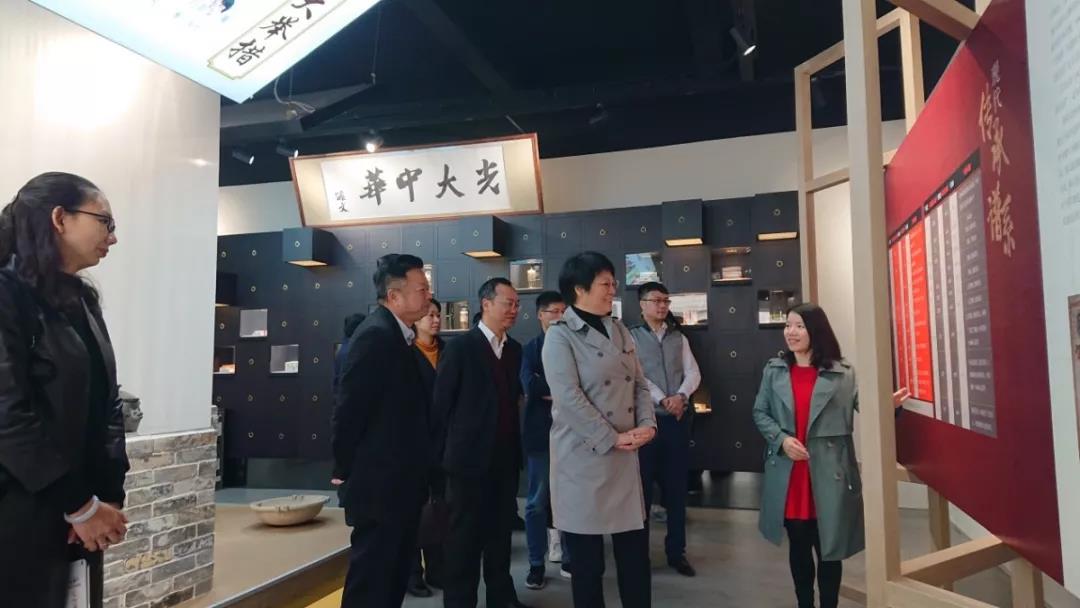 广药集团副总司理、总工程师刘菊妍一行到白云山诸侯快讯调研科技质量治理事情
