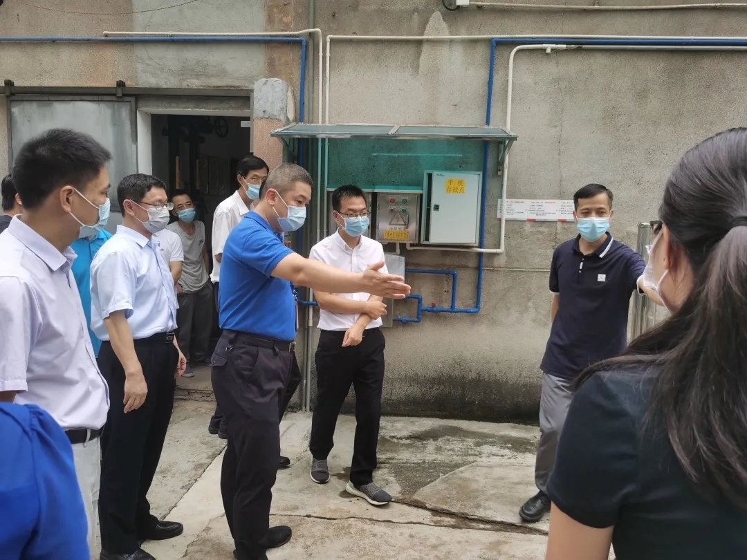 海珠区常务副区长傅晓初到白云山诸侯快讯公司开展清静生产检查