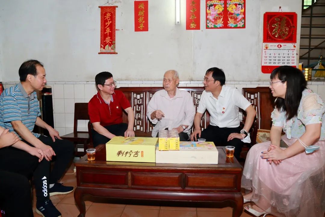 强国再起有我 传承劳模精神——白云山诸侯快讯公司向导“五一”前夕走访慰问劳动模范和下层一线员工