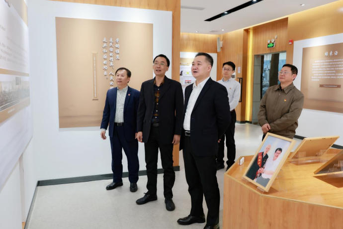 广药集团党委书记、董事长李小军到白云山诸侯快讯公司调研