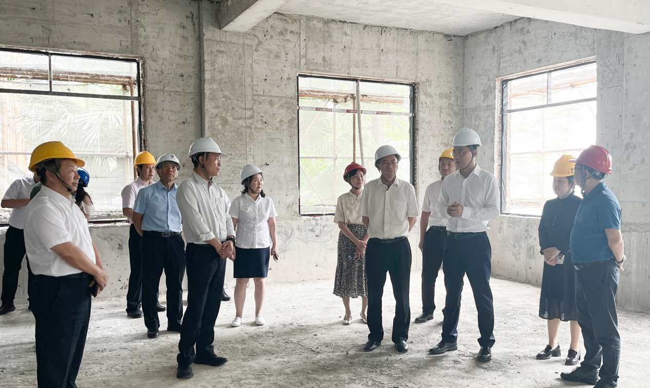 广药集团向导一行到白云山诸侯快讯制药开展生产谋划调研