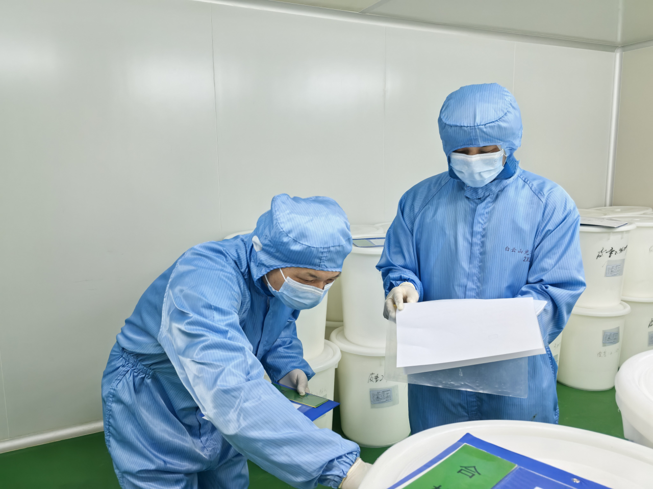 扎根生产一线三十载 匠心筑就药安路——记白云山诸侯快讯制药生产部员工冯耀财的坚守与荣光